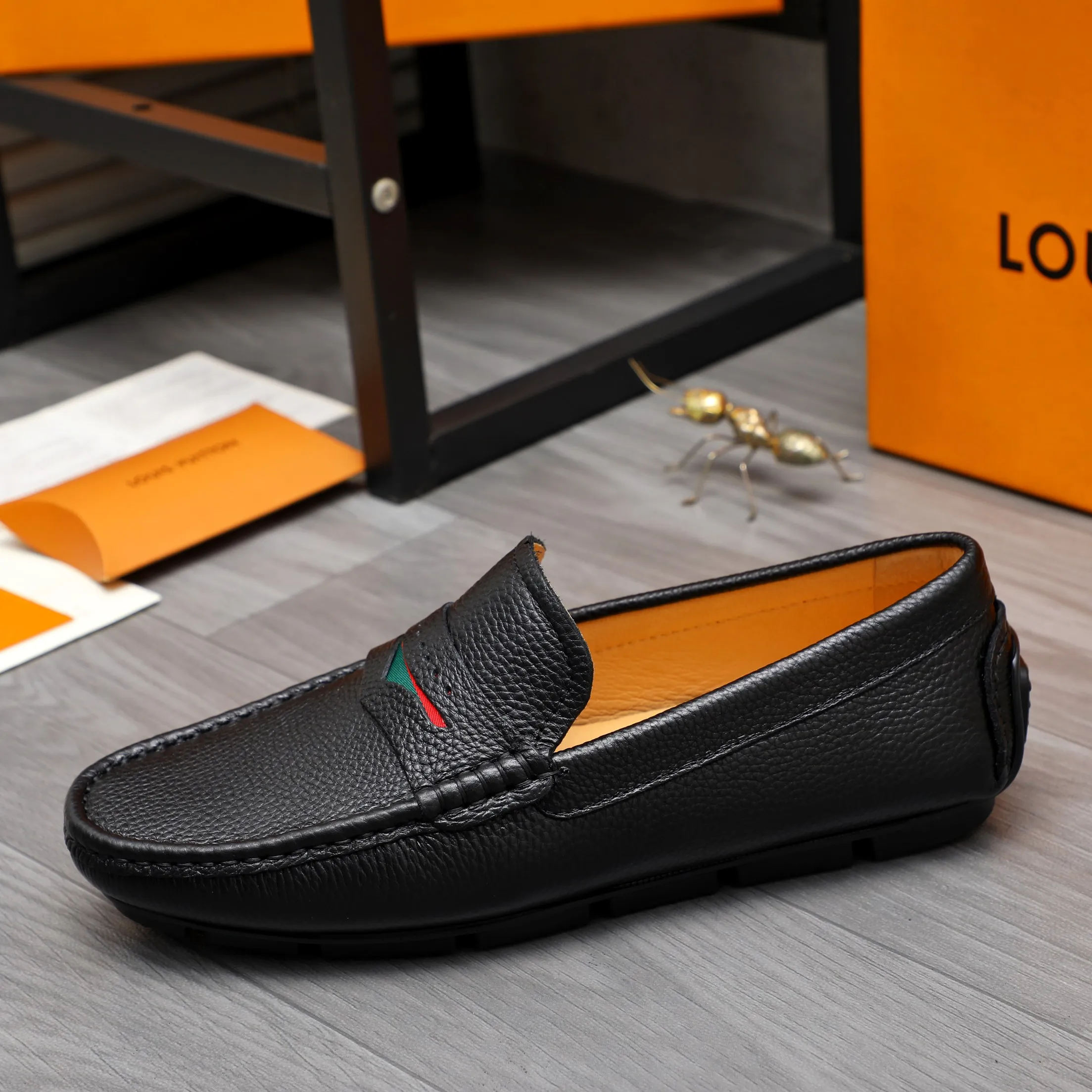 Men's shoes 💰360 Product trademark: LV "Louis Vuitton" casual slip-on men's shoes Regular size: 38-45 Product material: Selected pebbled cowhide upper, pigskin lining, rubber outsole